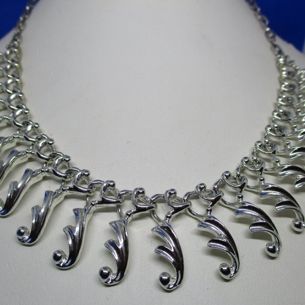 New SARAH COVENTRY FANCY Free Silver Tone Metal Necklace Vintage 1964